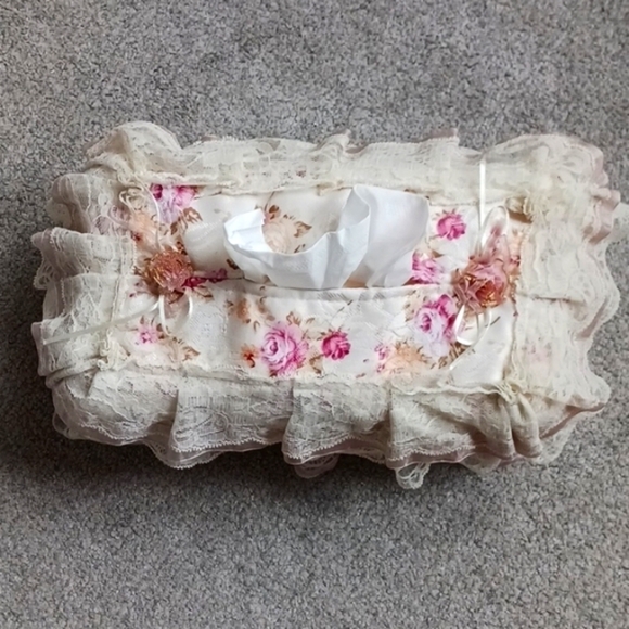 Vintage Ruffled and Floral Tissue Box Cover - Picture 3 of 6